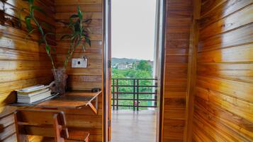 Minibar, bàn, phòng cách âm, truy cập Internet không dây miễn phí