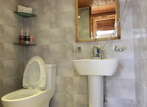Traditional Duplex (Beot-namu) | Bathroom