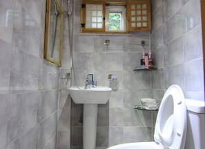 Habitació tradicional (Gae-nari) | Bany | Dutxa, articles de tocador gratuïts, assecador de cabells i tovalloles 