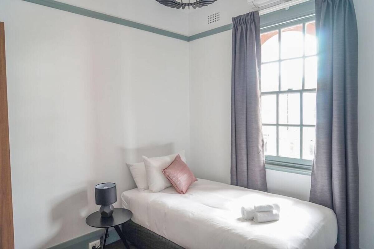WiFi (free), bed sheets