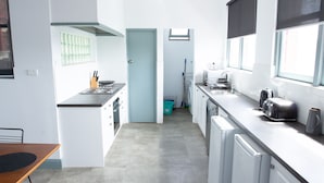 Una cocina moderna con armarios blancos, una encimera y un ventanal.