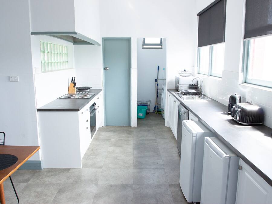Una cocina moderna con armarios blancos, una encimera y un ventanal.