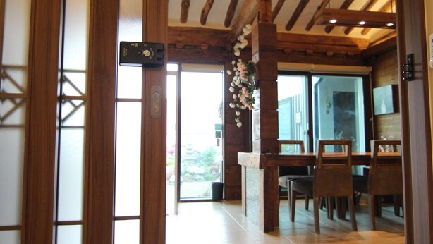 A traditional Japanese interior with a sliding door leading to a dining area. - Eunhaengro 86.2 (Jeonju)