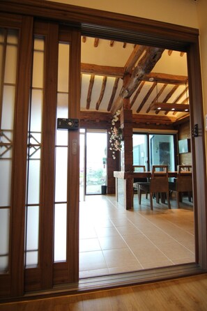 A traditional Japanese interior with a sliding door leading to a dining area. - Eunhaengro 86.2 (Jeonju)