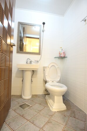 A bathroom with a toilet, sink, and shower. - Eunhaengro 86.2 (Jeonju)