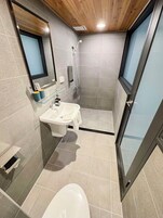 Chambre Double Standard (B) | Salle de bain | Douche, sèche-cheveux, chaussons, serviettes fournies