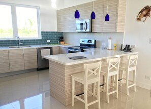 雪櫃、微波爐、焗爐、爐具