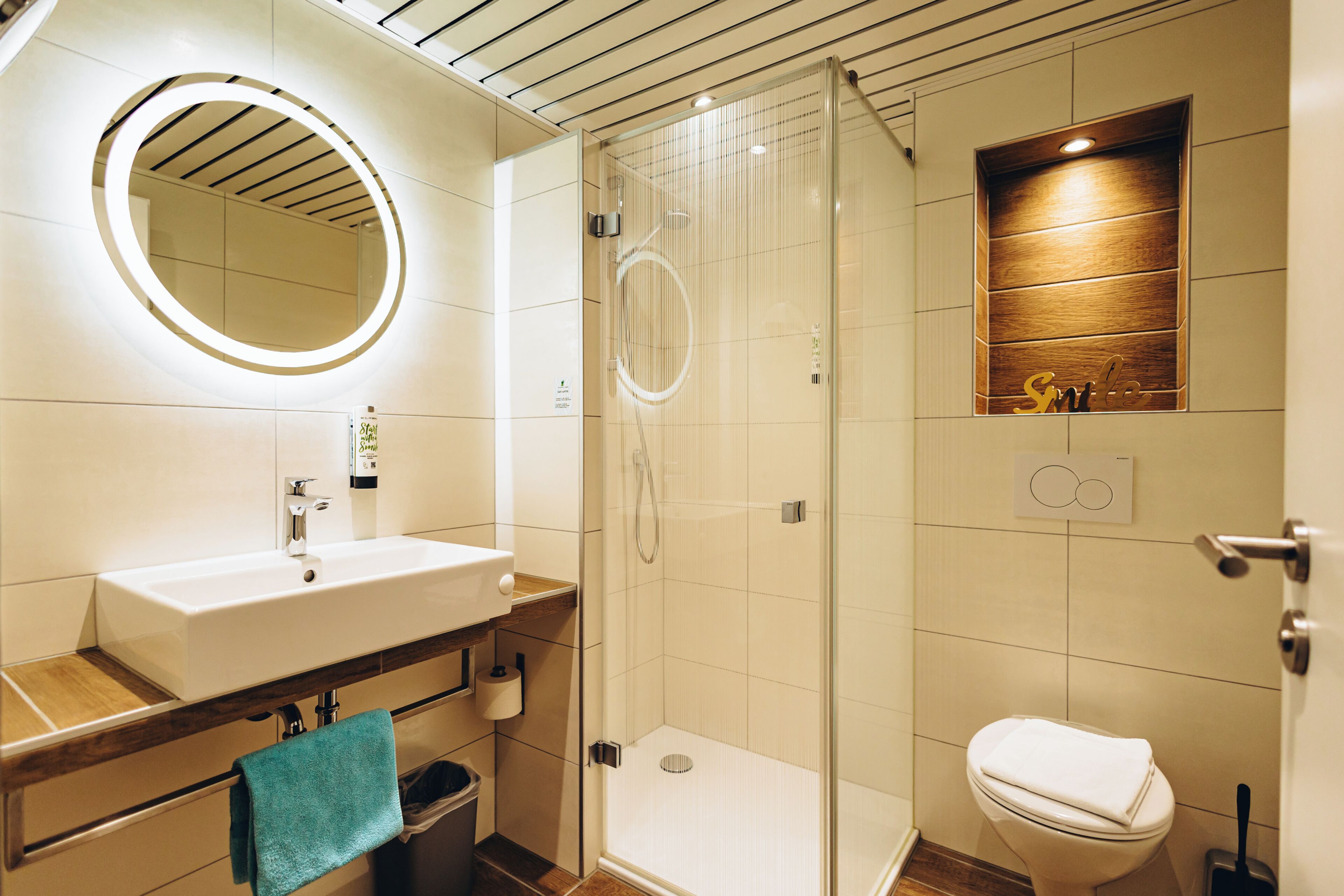 Kamar Single Ekonomi | Kamar mandi | Perlengkapan kamar mandi ramah lingkungan, pengering rambut,  dan handuk