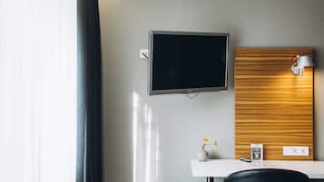 Kamar Single Ekonomi | Seprai premium, meja kerja, kedap suara, dan setrika/meja setrika