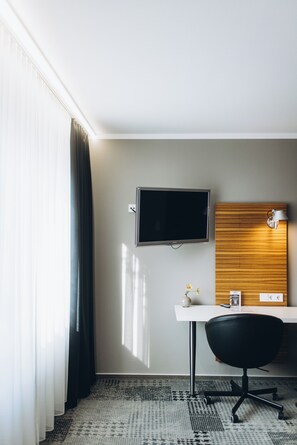 Habitación individual económica | Ropa de cama de alta calidad, escritorio, sistema de insonorización