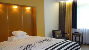 Ropa de cama de alta calidad, escritorio y sistema de insonorización 