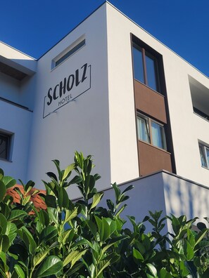 A modern hotel building with a sign reading 'SCHOLZ HOTEL.' - Hotel Scholz (Aalen)