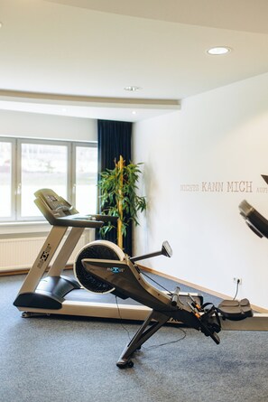 Kuntoiluvarusteita huoneessa