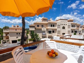 Outdoor dining - Nice apartment for 3 people with WIFI, pool, A/C, TV and terrace (Marbella)