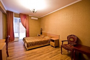 Suite junior, balcón | Caja fuerte, sistema de insonorización, wifi gratis