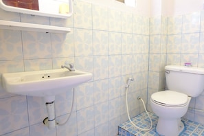 Standard Room with Air Conditioned | Banheiro | Chuveiro, produtos de toalete grátis, toalhas de banho