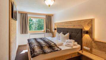 Superior Apartment, 2 Bedrooms, Sauna, Garden View | In-room safe, free cots/infant beds, bed sheets