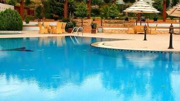 Inomhuspool och utomhuspool