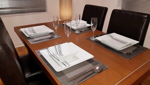Family dining - Hinde Holiday Home (Manchester)