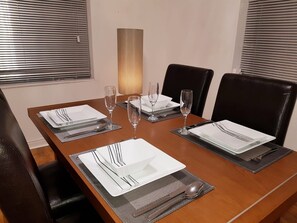 Family dining - Hinde Holiday Home (Manchester)