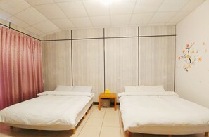 Neljän hengen perushuone, 2 parisänkyä | Näkymä huoneesta