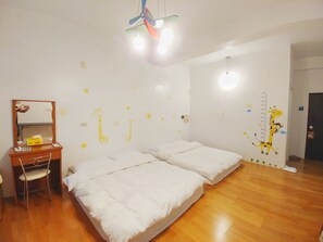 Comfort fyrbäddsrum - 2 dubbelsängar | Skrivbord, mörkläggningsgardiner, gratis wi-fi och sängkläder