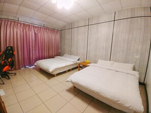 Työpöytä, pimennysverhot, ilmainen Wi-Fi, vuodevaatteet