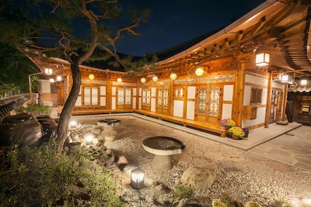Exterior. Samlockhon