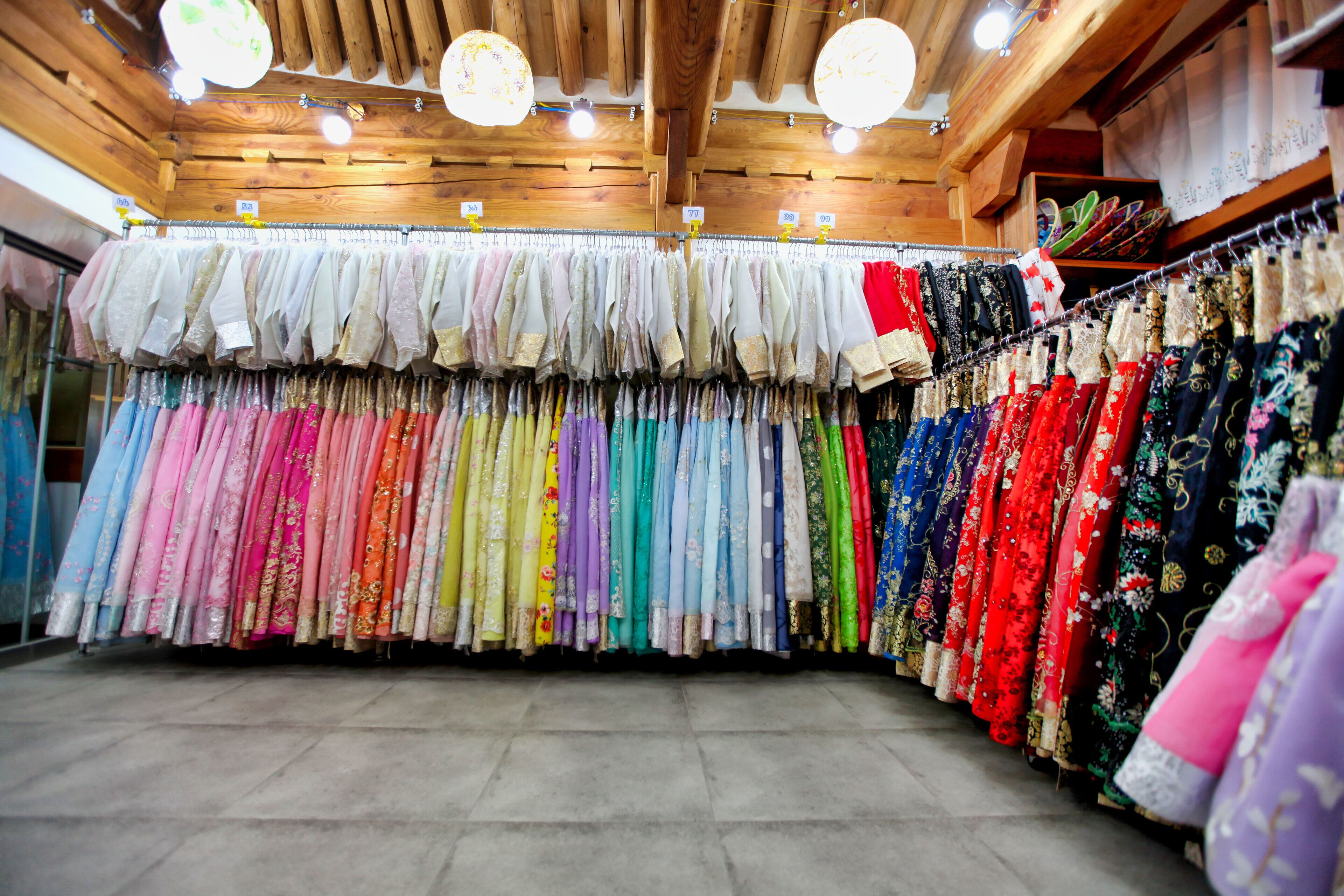 Una tienda de telas con diversos textiles exhibidos.
