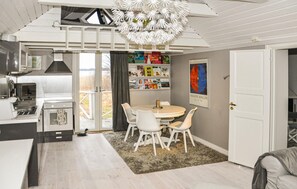Kjøleskap, mikrobølgeovn, kokeplater og oppvaskmaskin