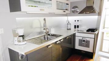 Jääkaappi, liesi, astianpesukone, kahvin-/teenkeitin