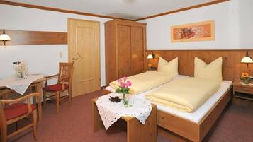 Meja kerja dan seprai linen