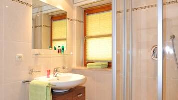 Kamar mandi | Shower, pengering rambut, dan handuk