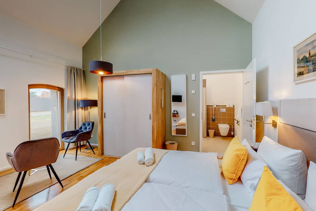 Deluxe tweepersoonskamer (Hofzimmer ebenerdig) | Badkamer | Designer toiletartikelen, een haardroger, badjassen, pantoffels