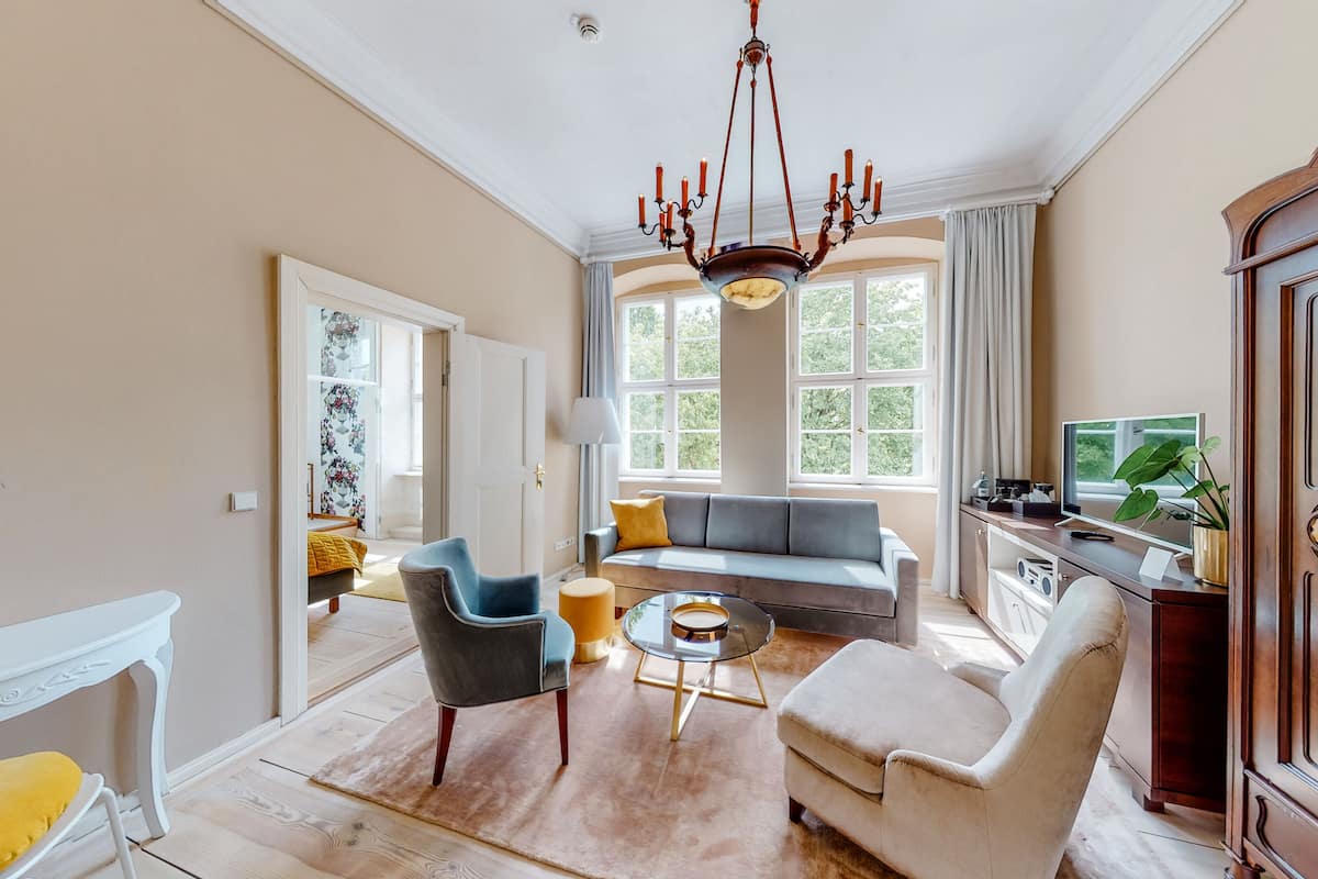 Luxe suite (Kirchensuite) | Badkamer | Designer toiletartikelen, een haardroger, badjassen, pantoffels