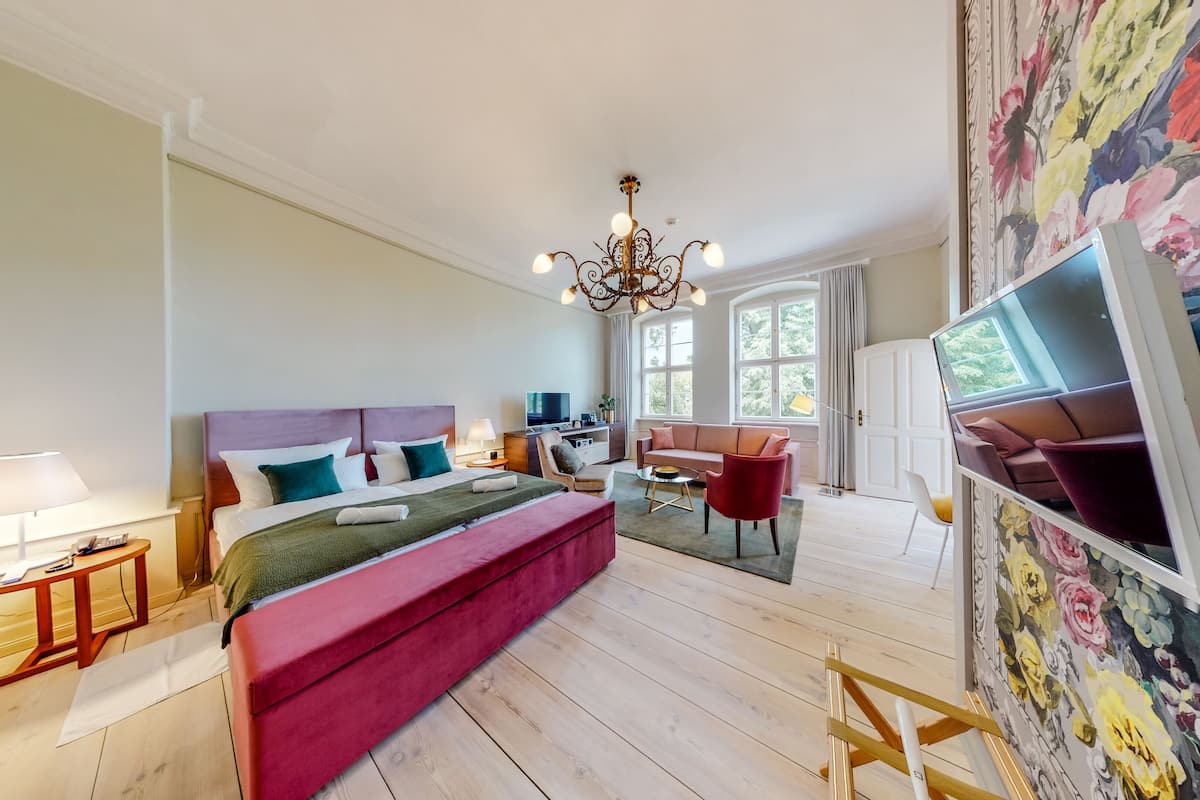 Luxe studio suite (Gartenzimmer) | Woonkamer | Een smart-tv en vloerverwarming