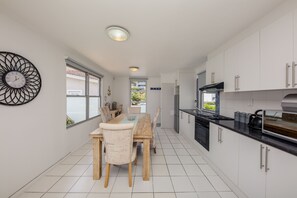 Villa | Private kitchen | Fridge, microwave, oven, stovetop - Indigo Bay - The Penguin (Cape Town)