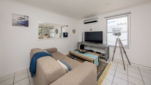 Villa | Living area | Plasma TV - Indigo Bay - The Penguin (Cape Town)