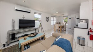 Villa | Living area | Plasma TV - Indigo Bay - The Penguin (Cape Town)