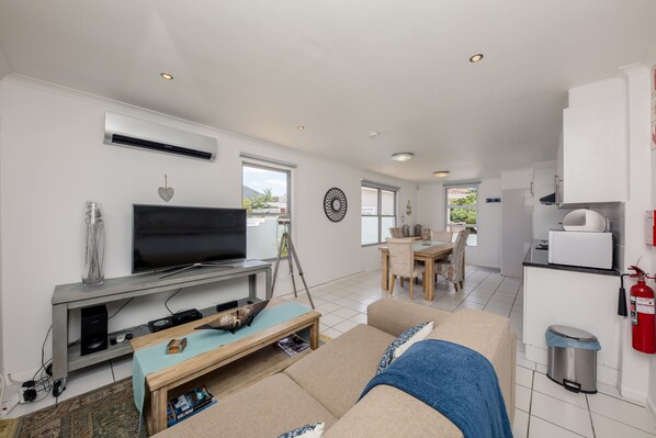 Living area - Indigo Bay - The Penguin (Cape Town)
