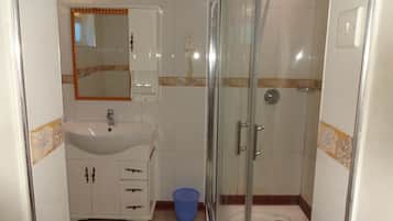 Executive Suite | Bathroom | Shower, free toiletries, hair dryer, slippers