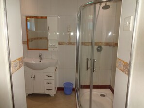 Suite – executive | Bad | Dusj, toalettartikler (inkludert), hårføner og tøfler