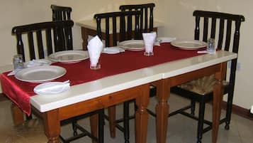 Sarapan, makan tengah hari, makan malam dihidangkan; masakan tempatan