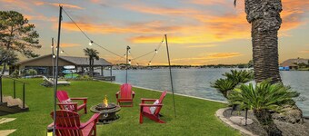 Unobstructed open water lake house for friends & family fun w/Tesla charger