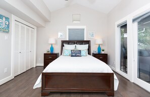 4 bedrooms, desk, iron/ironing board, travel cot - Unobstructed open water lake house for friends & family fun w/Tesla charger (Montgomery)