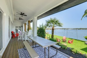 Outdoor dining - Unobstructed open water lake house for friends & family fun w/Tesla charger (Montgomery)