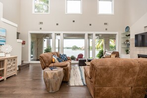 Smart TV, fireplace, video games, DVD player - Unobstructed open water lake house for friends & family fun w/Tesla charger (Montgomery)