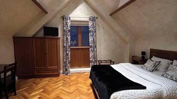 Desk, soundproofing, free WiFi, bed sheets