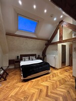 Escritorio, sistema de insonorización, wifi gratis y ropa de cama 