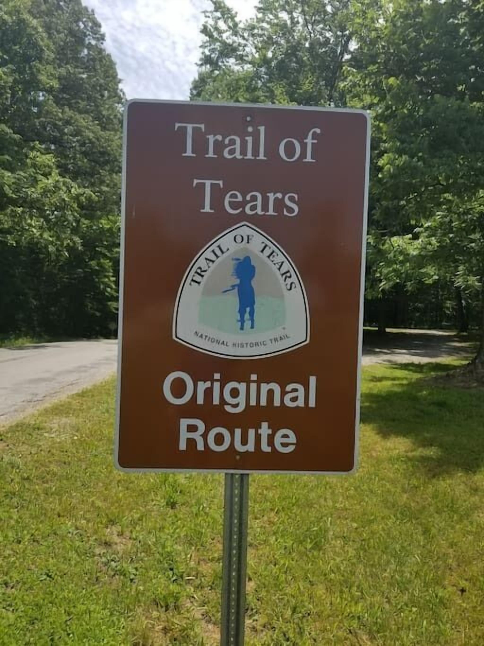 Skilt for Trail of Tears National Historic Trail, der viser den oprindelige rute.